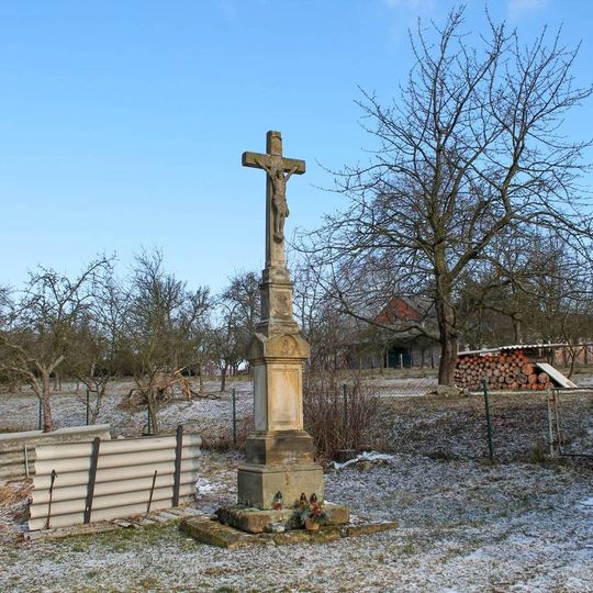 Kříž ve Vyšehoří na okraji obce