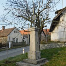 Kříž ve Všechromech