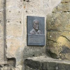 Pamětní deska Josefa Pekaře u brány do hradu Kost