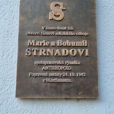 Pamětní deska manželů Strnadových na domě Pivovarnická 1844/15 v Libni