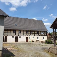 Dreiseithof mit Wohnstallhaus, Auszüglerhaus und Scheune Doberbergstraße 7