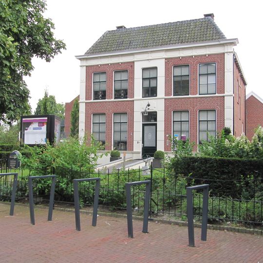 Pastorie met aangebouwd koetshuis