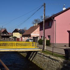 Lávka Dvořákovy ulice přes Chomutovku v Údlicích