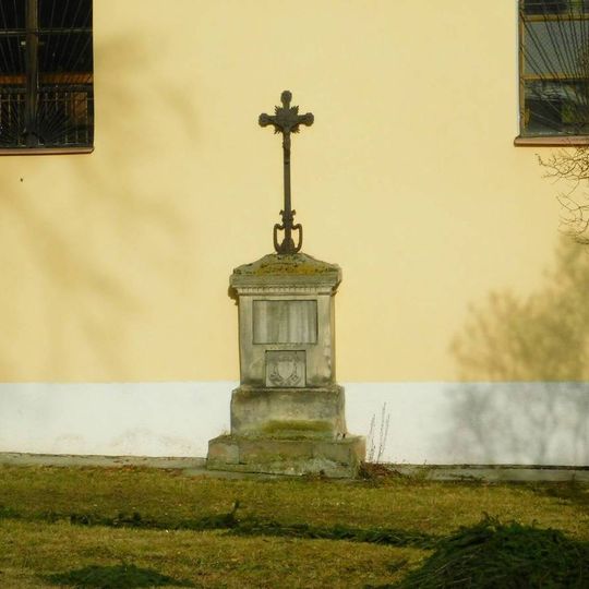 Kříž u kostela v Ondřejově