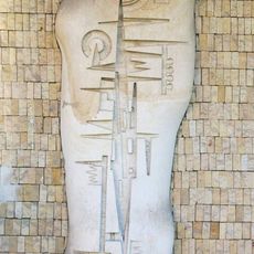 Abstraktní reliéf na budově bývalé pošty sídliště Skřivánek v Ústí nad Labem