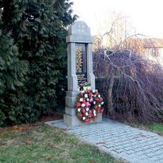 Pomník padlým na návsi ve Všestarech