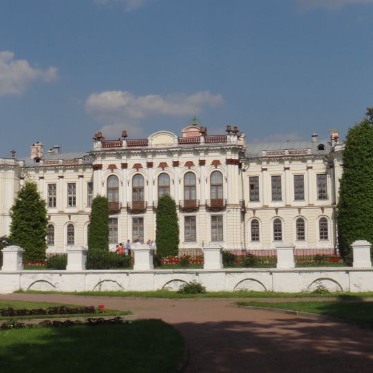 Садовая терраса в парке с двумя художественными керамическими вазами