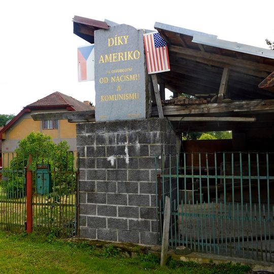 Poděkování Americe u domu č. 8 v Chýšné