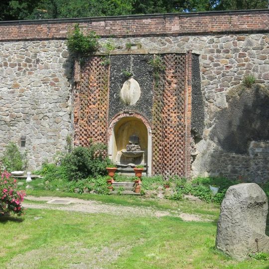 Kašna u zdi zámecké zahrady u zámku Jezeří