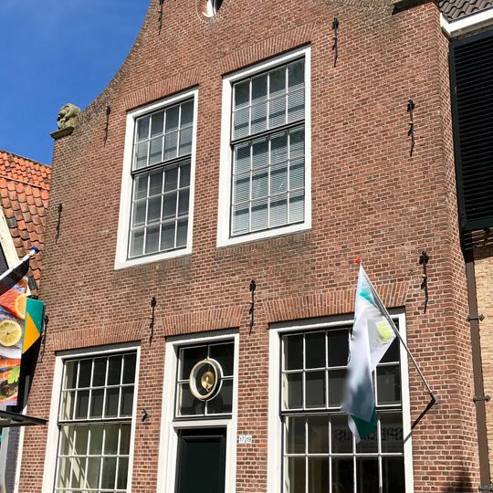 Pand onder zadeldak met voorschild met schoorsteen