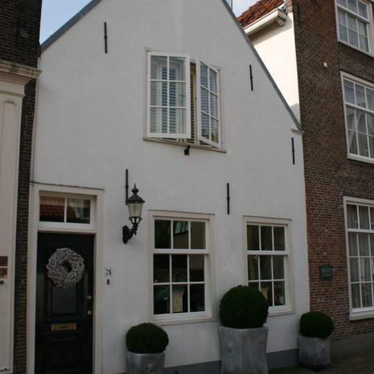 Pand met gepleisterde topgevel