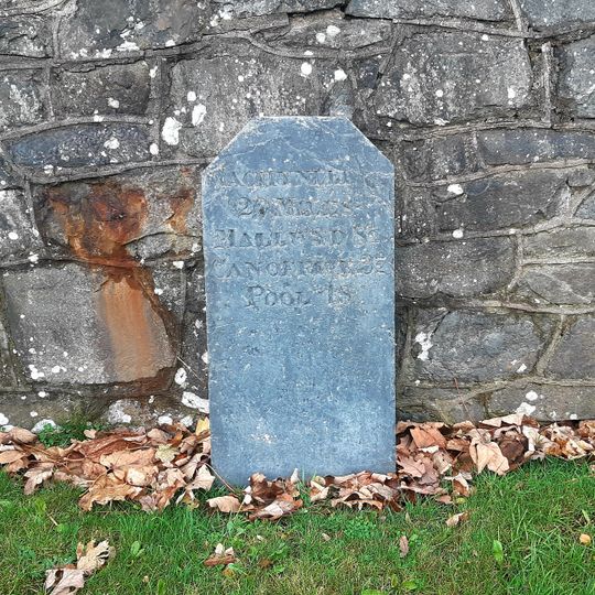 Milestone near Dyffryn Restaurant