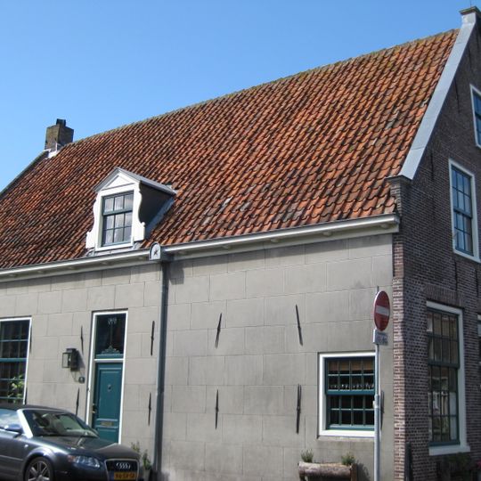 Pand onder hoog zadeldak tussen puntgevels