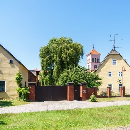 Wohnhaus, daran angebautes Seitengebäude, Auszugshaus , Scheune und Hofpflaster eines Dreiseithofes Zum Dorfplatz 22
