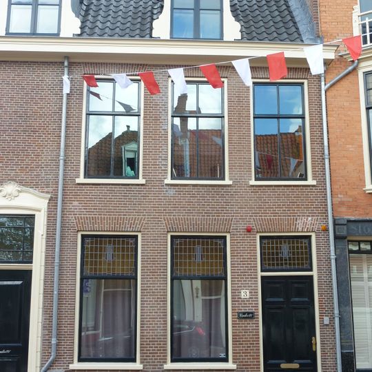 Pand met lijstgevel onder zadeldak zich voortzettend