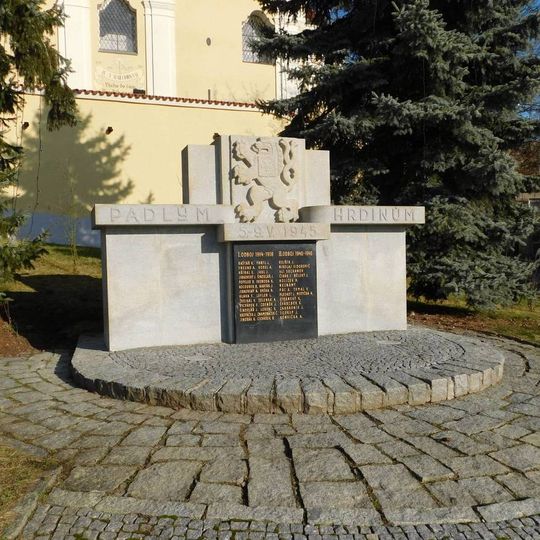 Pomník padlým u kostela v Mnichovicích