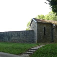 Fontaine-lavoir et cimetière de Pennesières