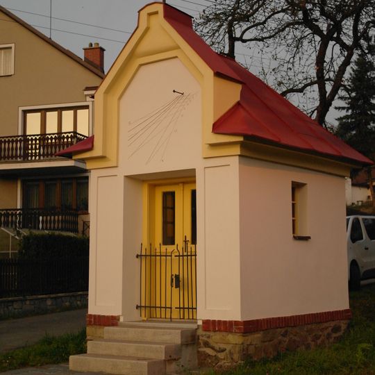 Kaplička v Hněvkově na rozcestí