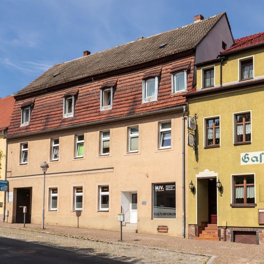 Wohnhaus in geschlossener Bebauung und Hinterhaus Freiberger Straße 18