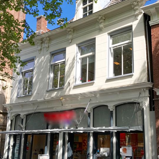 Twee panden met gootlijst met rijk gesneden consoles, door een midden 18e-eeuwse gevel verbonden