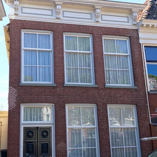 Woonhuis met rechte kroonlijst met voorschild en topschoorsteen