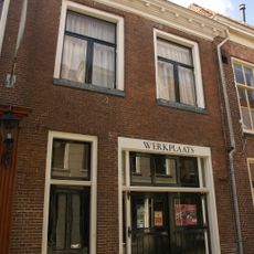 Eenvoudig pand met geblokte kroonlijst