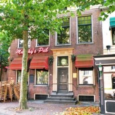 Huis met gevel met rechte kroonlijst en voordeur met pilasteromlijsting