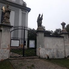 Socha svatého Václava u brány ke kostelu ve Vejprnicích