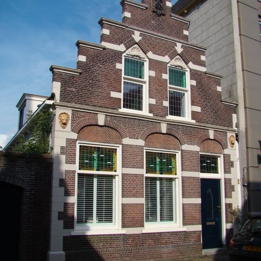 Huis met schilddak en lijstgevel