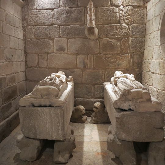 Capela dos Ferreiros, anexa à igreja matriz de Oliveira do Hospital, com todo o seu recheio, túmulos e retábulos