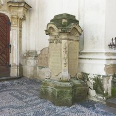 Podstavec sochy sv. Jana Nepomuckého z Rožatova