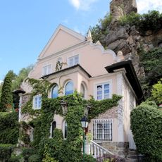 Villa mit Hauszeichen