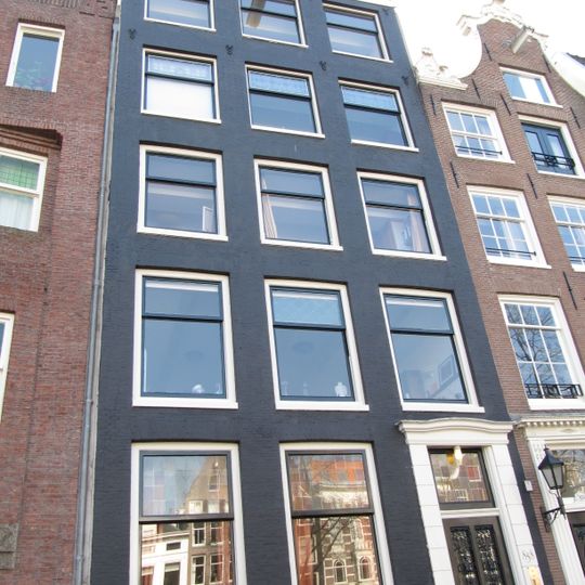 Huis met gevel met bovenste verdieping en rechte lijst