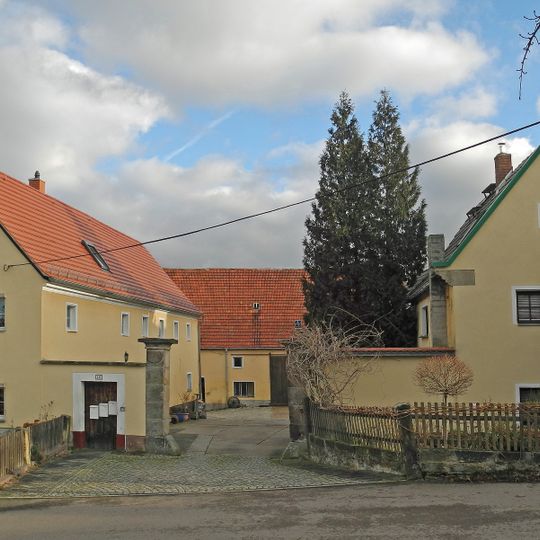 Wohnstallhaus, Scheune und Seitengebäude eines Dreiseithofes Am Rundling 16