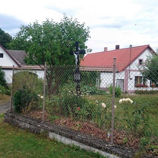 Kříž u návsi v Křekovicích