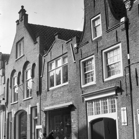 Pand met eenvoudige bakstenen halsgevel met driehoekig fronton