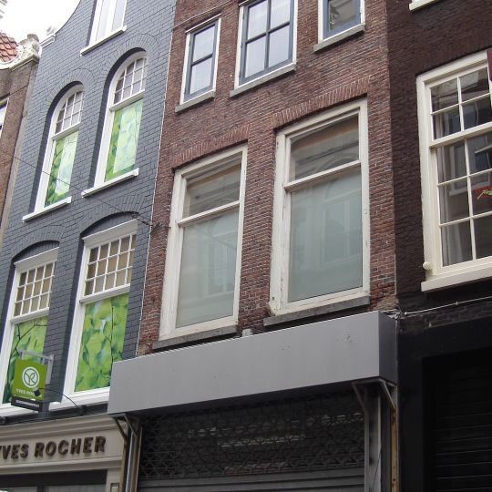 Pand met halsgevel met ovale zoldervensters