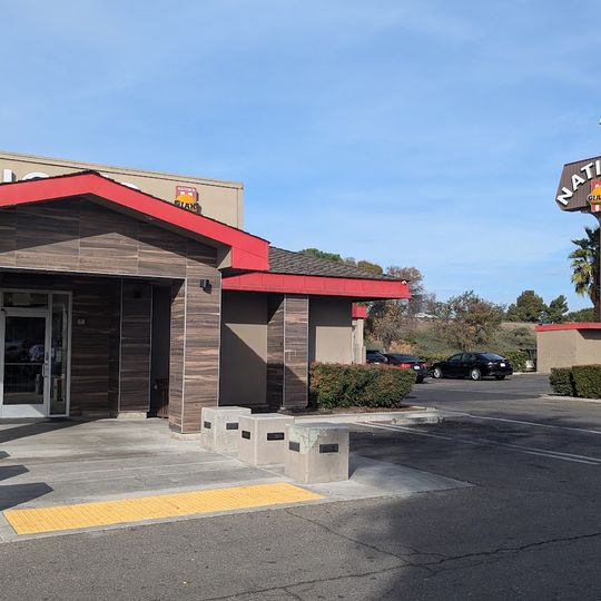 Nation's Giant Hamburgers & Great Pies