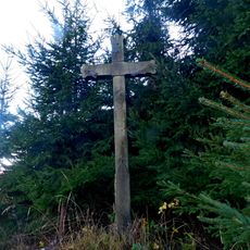Kříž v jihovýchodním cípu lesa Březina v Kameničce