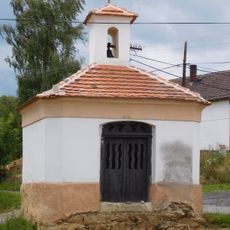 Kaple se zvonem a pamětním křížem