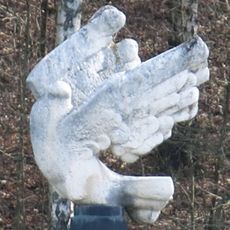 Kamenná plastika Holubice u stadionu Dubový vrch v Starém Harcově