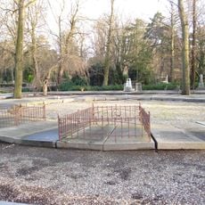 Algemene Begraafplaats Crooswijk: grafheuvel met kwadrant en rotonde