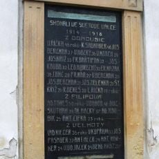 Pamětní deska padlým v 1. světové válce na kostele na hřbitově v Domoušicích