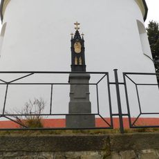 Kříž za kostelem svatého Václava v Lukavci