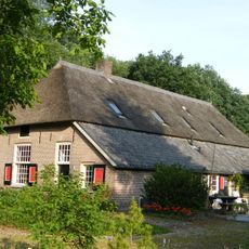 Fraai gelegen hoeve, met schuur