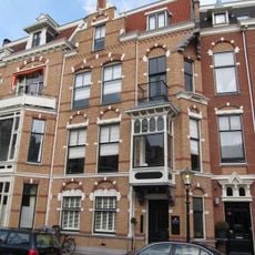 Pand in neo-renaissance trant. In de gevel vensters met geblokte ontlastingsbogen. Topgevel met voluten. Erkeruitbouw