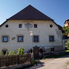 Wohnhaus, ehem. Pfarrhof mit Pfeilerstadl