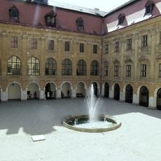 Kašna na nádvoří zámku v Holešově