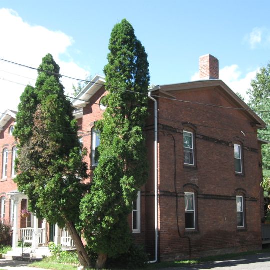 Building at 8–22 Graves Avenue