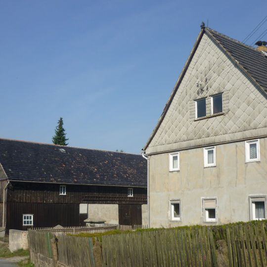 Wohnstallhaus, Stall und Scheune und Torsäulen eines Dreiseithofes Am Bühlbach 8